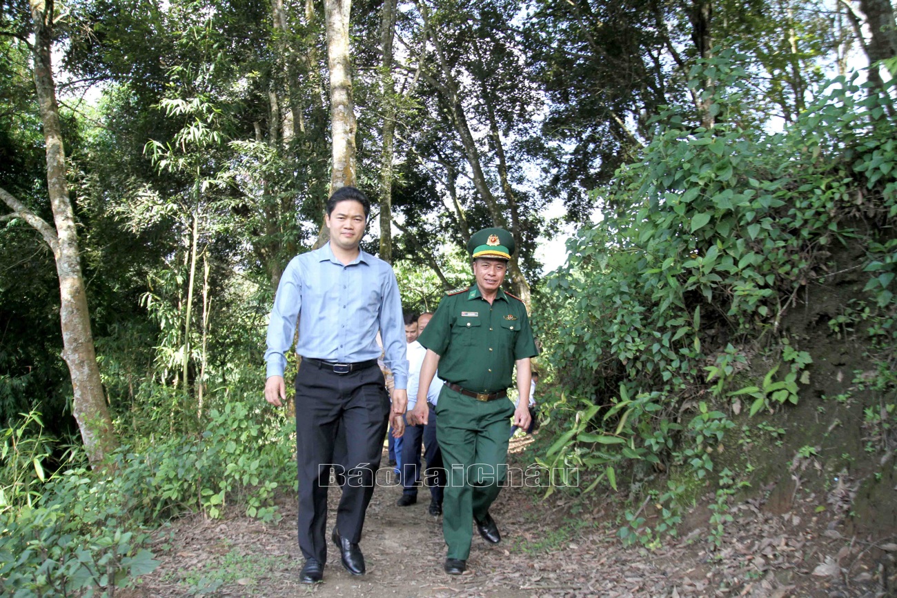 Đồng chí Vũ Mạnh Hà - Ủy viên dự khuyết Trung ương Đảng, Phó Bí thư Tỉnh ủy thăm và làm việc tại vùng biên giới huyện Phong Thổ.